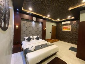 Postel nebo postele na pokoji v ubytování Hotel 97 Inn- Andheri Versova