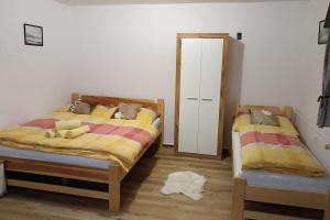Ένα ή περισσότερα κρεβάτια σε δωμάτιο στο Apartmá Adam