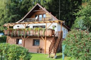 Cette maison dispose d'une terrasse et d'un balcon. dans l'établissement Apartmá Adam, à Rokytnice nad Jizerou
