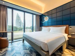 sypialnia z dużym łóżkiem i dużym oknem w obiekcie Hotel Faber Park Singapore - Handwritten Collection w Singapurze