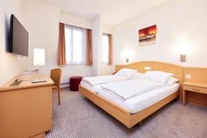 En eller flere senger på et rom på Central City Hotel Rochat