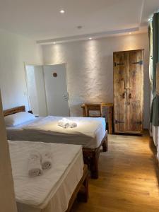 um quarto com duas camas e uma porta para um quarto em Pension Westerhuesen em Magdeburgo