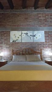 Un dormitorio con una cama con tres pájaros. en Cabaña sol y campo en Guaymallén