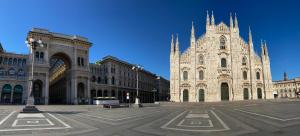 ein großes Gebäude mit einer Kathedrale in einer Stadt in der Unterkunft Duomo intero appartamento in Mailand