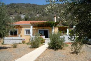 a small house with a pathway in front of it at Melinda Holiday House in Plomarion