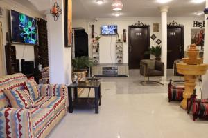 - un salon avec deux canapés et une télévision dans l'établissement Sejan hotel, à Aqaba