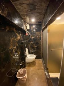 Koupelna v ubytování Hotel 97 Inn- Andheri Versova + 23 fotografií