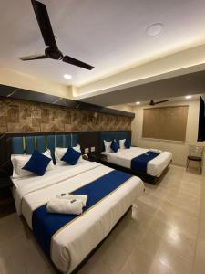 Postel nebo postele na pokoji v ubytování Hotel 97 Inn- Andheri Versova