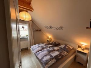 Un pequeño dormitorio con una cama y una escalera en Ferienwohnung Hexenstube 1 en Tanne