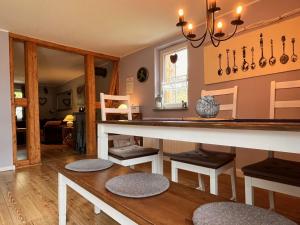 una cucina e un soggiorno con bancone e sedie di Ferienwohnung Hexenstube 2 a Tanne