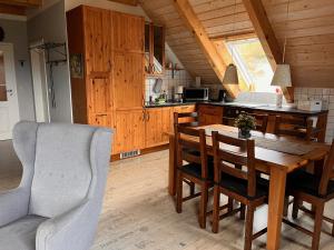 cocina con mesa de madera y sillas en una habitación en Ferienwohnung Hexenstube 1 en Tanne