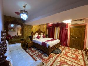 Postel nebo postele na pokoji v ubytování Hotel 97 Inn- Andheri Versova