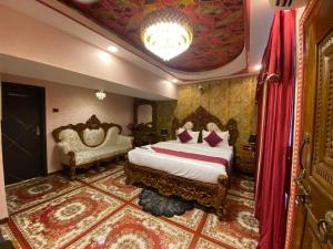 Postel nebo postele na pokoji v ubytování Hotel 97 Inn- Andheri Versova