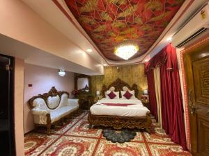 Postel nebo postele na pokoji v ubytování Hotel 97 Inn- Andheri Versova