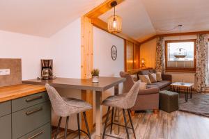 cocina y sala de estar con sofá y mesa en Mein Landhaus, en Burgberg