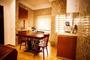 cocina con mesa y sillas en una habitación en Vedoko appart'hotel, en Cotonou