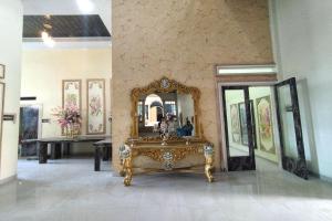 pokój z lustrem i ławką przed nim w obiekcie ZAHIRA GUESTHOUSE w mieście Paalmerah