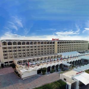duży hotel z dużym basenem przed nim w obiekcie Islamabad Marriott Hotel w mieście Islamabad