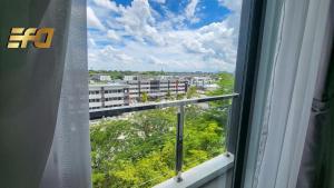 een raam met uitzicht op de stad bij Cozy Home at Near Centre and Airport @ Galacity in Kuching
