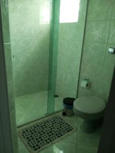 a bathroom with a toilet and a glass shower at Vista da Serra in Cavalcante