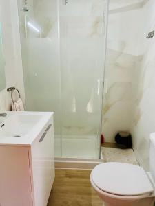 y baño con ducha, aseo y lavamanos. en Sweet Sleep Apartment, en Lisboa