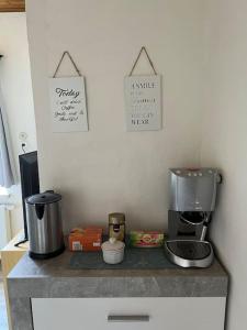 eine Küchentheke mit Kaffeemaschine und Mixer in der Unterkunft Wohlfühloase Leoben in Leitendorf