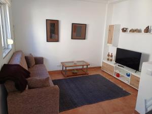 un soggiorno con divano e TV di Sweet Sleep Apartment a Lisbona