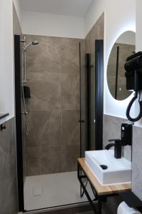 a bathroom with a shower and a sink at TOKA ROOMS - an der Regiobahn in Mettmann