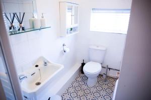 uma casa de banho branca com um WC e um lavatório em Laburnum No.4 by Oracle em Stratford-upon-Avon