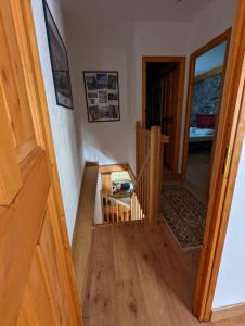 una habitación vacía con una escalera con una caja en Gîte Neige Cordier - Villar d'Arène center 2 bedrooms and large terrace, en Villar-dʼArène