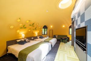BIO-RESORT HOTEL & SPA O Park OGOSE في Ogose: سريرين في غرفة بجدران صفراء وتلفزيون