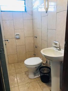 uma casa de banho com um WC e um lavatório em Grecovich House em Encarnación