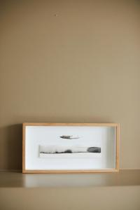 ein Regal mit einem Bild eines Bootes darauf in der Unterkunft Maison d'Artiste in Gent
