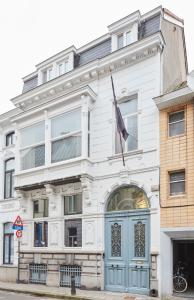 un edificio blanco con una bandera delante de él en Maison d'Artiste, en Gante 47 fotos más