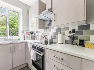 Kitchen o kitchenette sa Pass the Keys Modern Apartment in the heart of Battersea Park