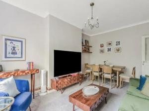 TV at/o entertainment center sa Pass the Keys Modern Apartment in the heart of Battersea Park