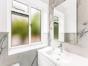 Bathroom sa Pass the Keys Modern Apartment in the heart of Battersea Park