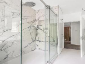 Bathroom sa Pass the Keys Modern Apartment in the heart of Battersea Park
