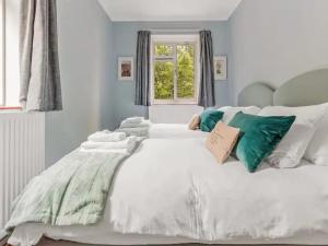 Kama o mga kama sa kuwarto sa Pass the Keys Modern Apartment in the heart of Battersea Park