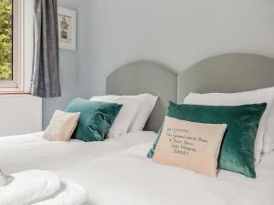 Kama o mga kama sa kuwarto sa Pass the Keys Modern Apartment in the heart of Battersea Park