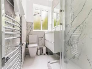 Bathroom sa Pass the Keys Modern Apartment in the heart of Battersea Park
