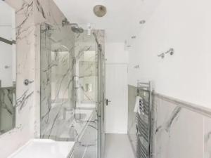 Bathroom sa Pass the Keys Modern Apartment in the heart of Battersea Park