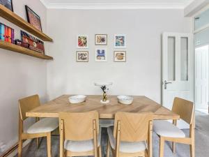 Seating area sa Pass the Keys Modern Apartment in the heart of Battersea Park