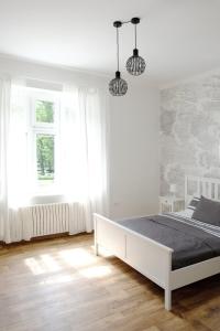 um quarto com uma cama branca e uma janela em Ubytování Javorka em Ceská Trebová