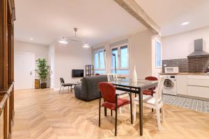 a kitchen and living room with a table and chairs at Euskalduna Apartamento Moderno y Renovado in Bilbao