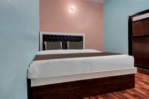 Un pat sau paturi într-o cameră la Collection O The Legent Hotel