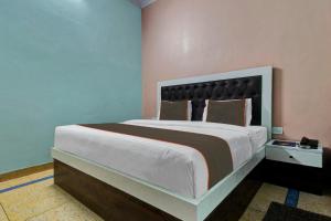 a bedroom with a large bed in a room at Collection O The Legent Hotel in Jaipur