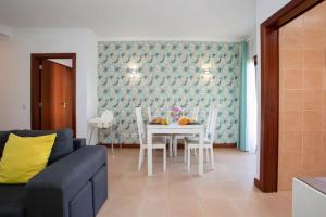 アルブフェイラにあるThe Albufeira Concierge - Modern Salgadosのリビングルーム(ソファ、テーブル、椅子付)