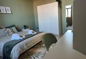Postel nebo postele na pokoji v ubytování BOTANICAL SUITE