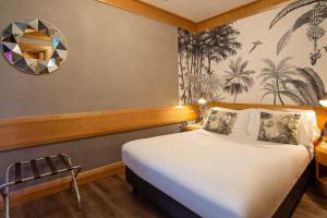 um quarto com uma cama grande e um espelho em Hotel White em Roma